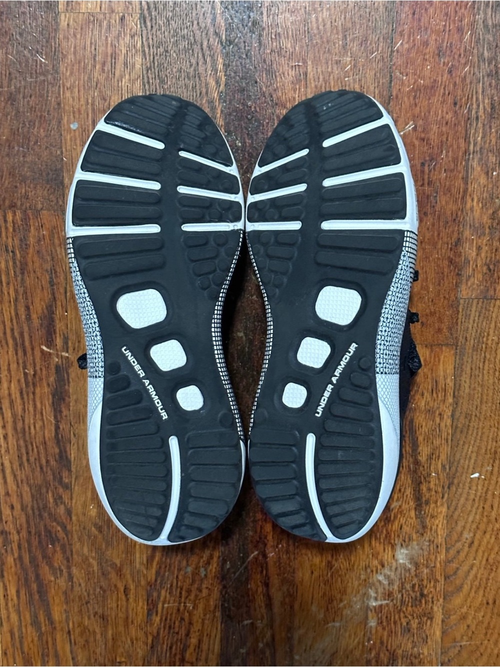 BARELY worn men's size 10 Under Armour HOVR - Picture 4 of 4